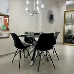 Modern Charm In Barrio شقة لقنت