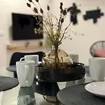 Modern Charm In Barrio شقة