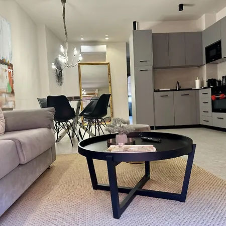 Modern Charm In Barrio Apartment *